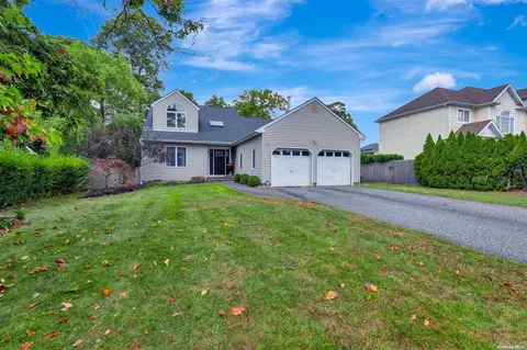 82 Holiday Blvd, Center Moriches, NY 11934