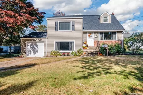 23 Grafton St, Greenlawn, NY 11740