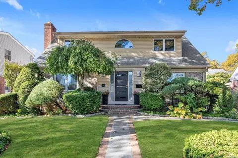 38 Beechwood Ln, North Hempstead, NY 11040