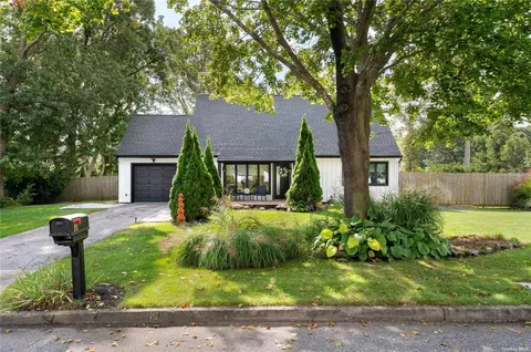 10 Hartsdale Ln, Coram, NY 11727
