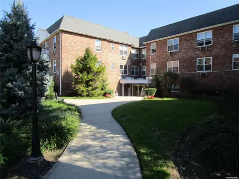 2 Fowler Ave #212, Lynbrook, NY 11563