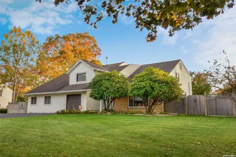 2 Haiti Ln, Coram, NY 11727