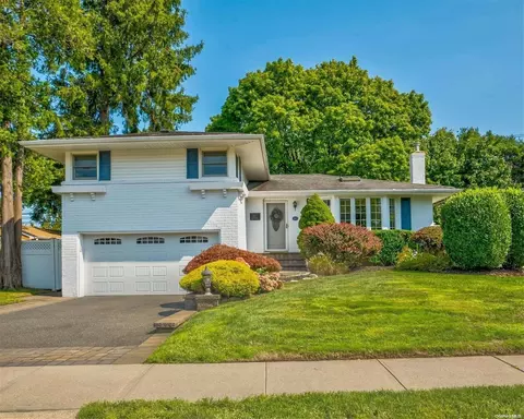 267 Southwood Cir, Syosset, NY 11791