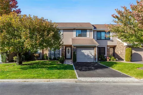 136 Hidden Ponds Cir #136, Smithtown, NY 11787