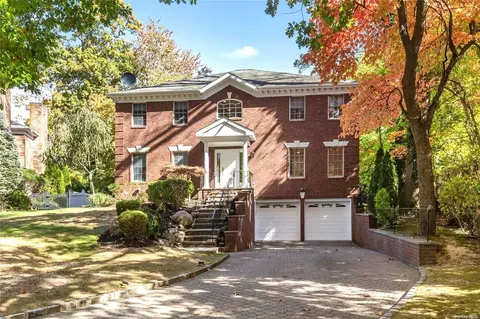 210 Aldershot Ln, North Hempstead, NY 11030