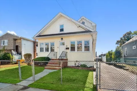 14 E Dean St, Freeport, NY 11520