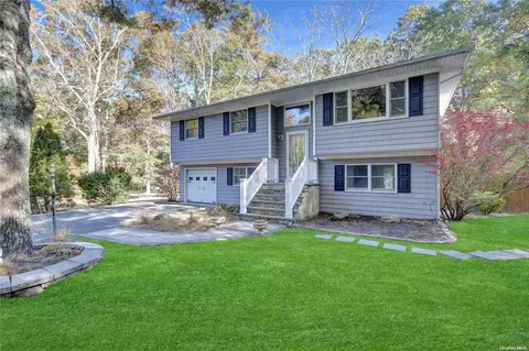 1 Halsey Manor Rd, Manorville, NY 11949