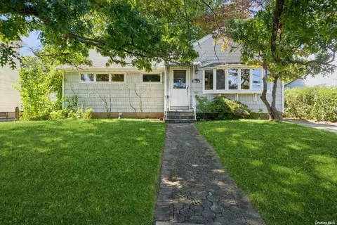 1644 Meadowbrook Rd, Merrick, NY 11566