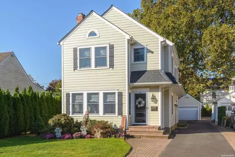 6 Euston Rd, Garden City, NY 11530