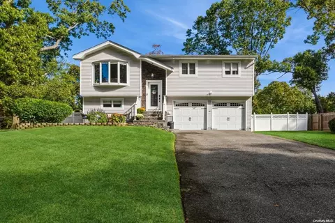 33 Ronde Dr, Commack, NY 11725