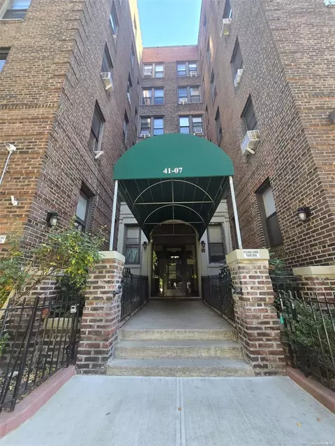 41-07 42nd St #3H, New York, NY 11104