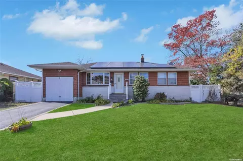 1036 N Broome Ave, Lindenhurst, NY 11757