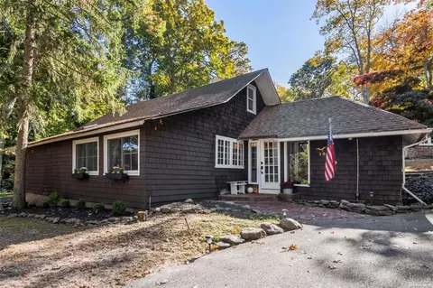 10 Overhill Rd, Shoreham, NY 11786