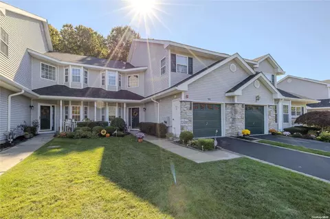 29 Willow Wood Dr #29, Setauket, NY 11733