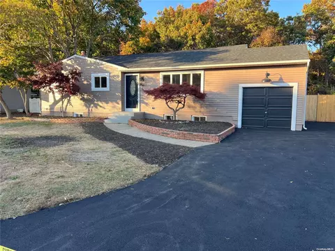 5 Albert St, Shoreham, NY 11786