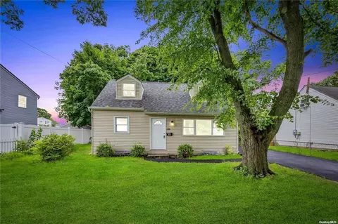 26 Parkway Blvd, Wyandanch, NY 11798