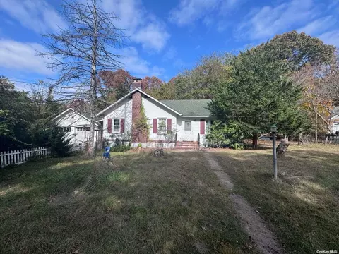 31 Shannon Blvd, Yaphank, NY 11980