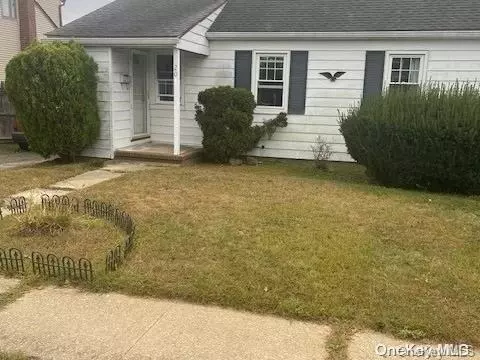 20 Pleasantview Ct, Copiague, NY 11726
