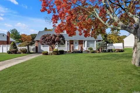 8 Gaymor Ln, Commack, NY 11725