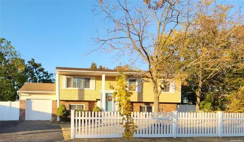 329 George St, West Islip, NY 11795