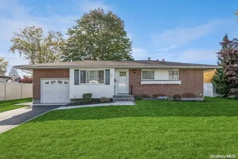 252 W 10th St, Deer Park, NY 11729
