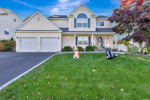 20 Beechwood Dr, Manorville, NY 11949