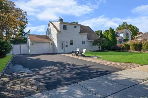 12 Branch Ln, Levittown, NY 11756