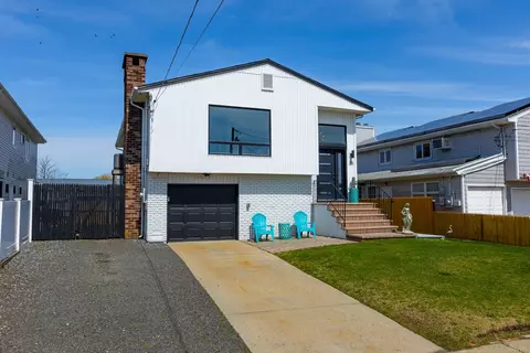 26 Bayview Ave W, Lindenhurst, NY 11757