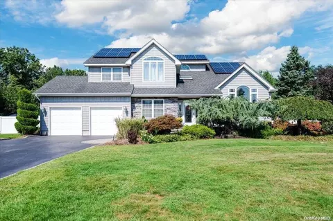 3 Roanoke Ct, Commack, NY 11725