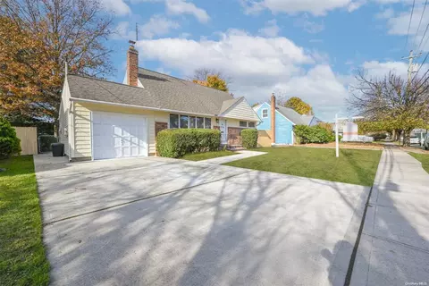 2718 Fortesque Ave, Oceanside, NY 11572