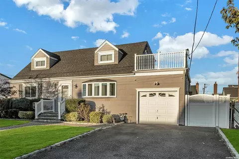 1009 N Hamilton Ave, Lindenhurst, NY 11757