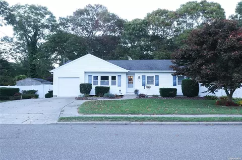 247 Trumpet Ln, Holbrook, NY 11741