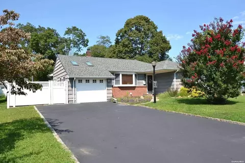 15 Stewart St, East Islip, NY 11730