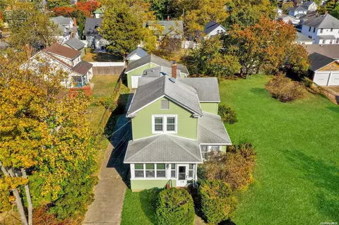 19 West Dr, Bay Shore, NY 11706