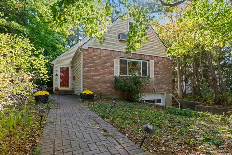 106 Bayview Ave, North Hempstead, NY 11050