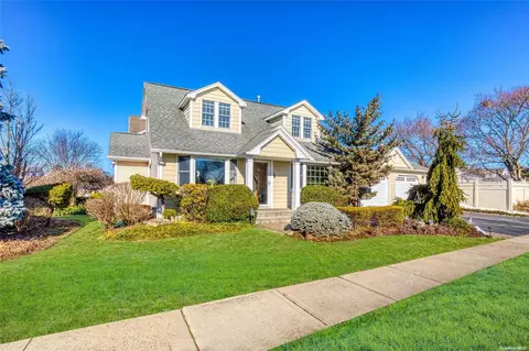 38 Washington Ave, Hicksville, NY 11801