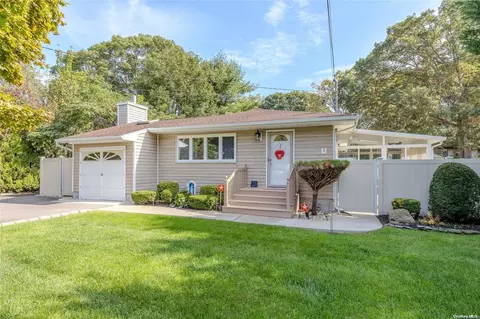 17 Sims St, Patchogue, NY 11772