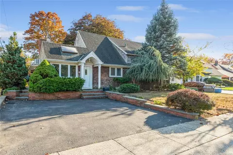 221 Friends Ln, North Hempstead, NY 11590