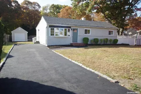 34 E Oakdale St, Bay Shore, NY 11706