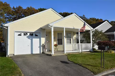 5112 Village Cir #5112, Manorville, NY 11949