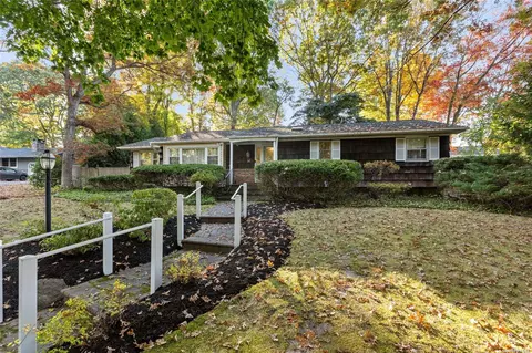 18 Storyland Ln, Setauket, NY 11733