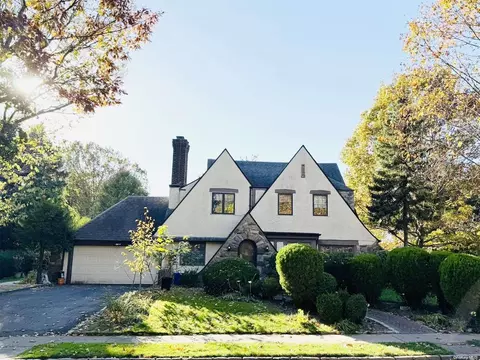 10 Carlton Rd, North Hempstead, NY 11021