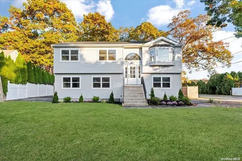 45 Forbes St, Oakdale, NY 11769