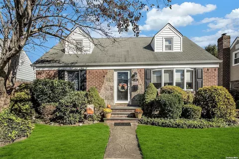 19 White St, Valley Stream, NY 11580