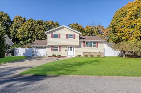 7 Radburn Ln, Port Jefferson Station, NY 11776