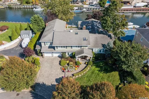 71 Overlea St E, Massapequa Park, NY 11762