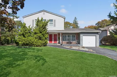 11 Placid Ct, Holbrook, NY 11741
