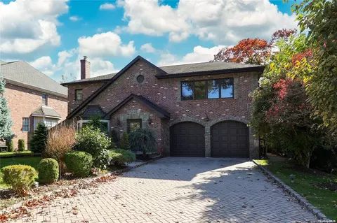 183 Aldershot Ln, North Hempstead, NY 11030