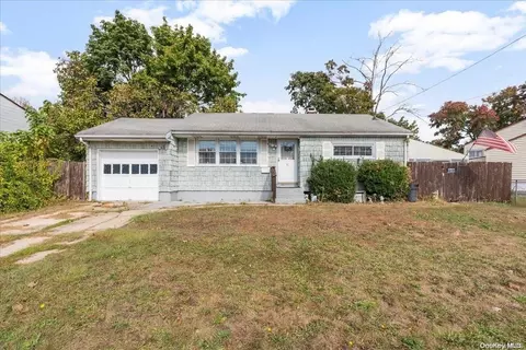 61 Franklin St, Brentwood, NY 11717