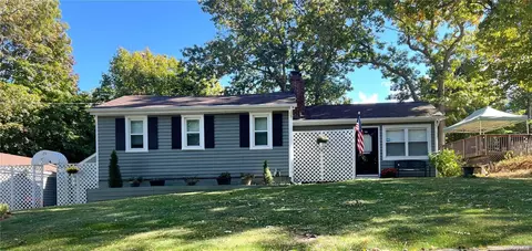 23 Gooseberry Rd, Rocky Point, NY 11778